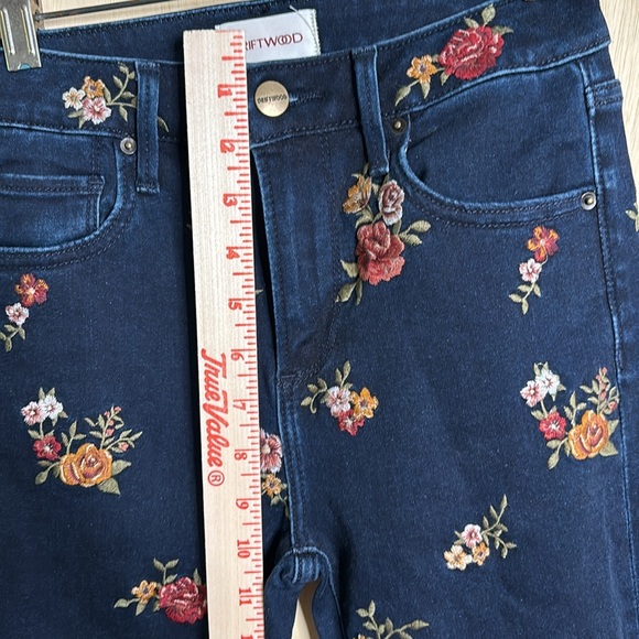 NWOT Driftwood Wyatt embroidered flare jeans. Mid rise Size 24/33 - Picture 4 of 9